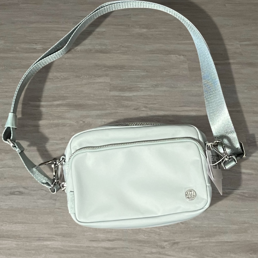 Lululemon Everywhere Crossbody 2L Pelican NWT - Picture 2 of 6